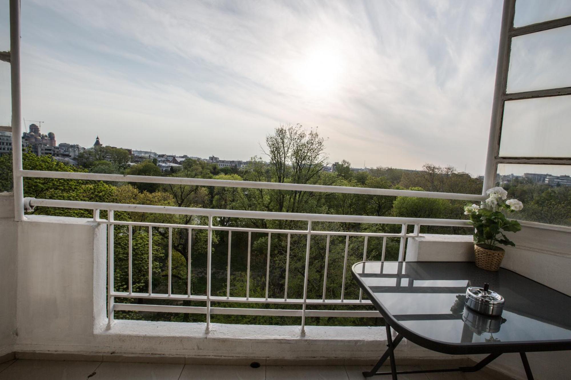 Spacious City View Apartment With Balcony Bucharest Exterior photo